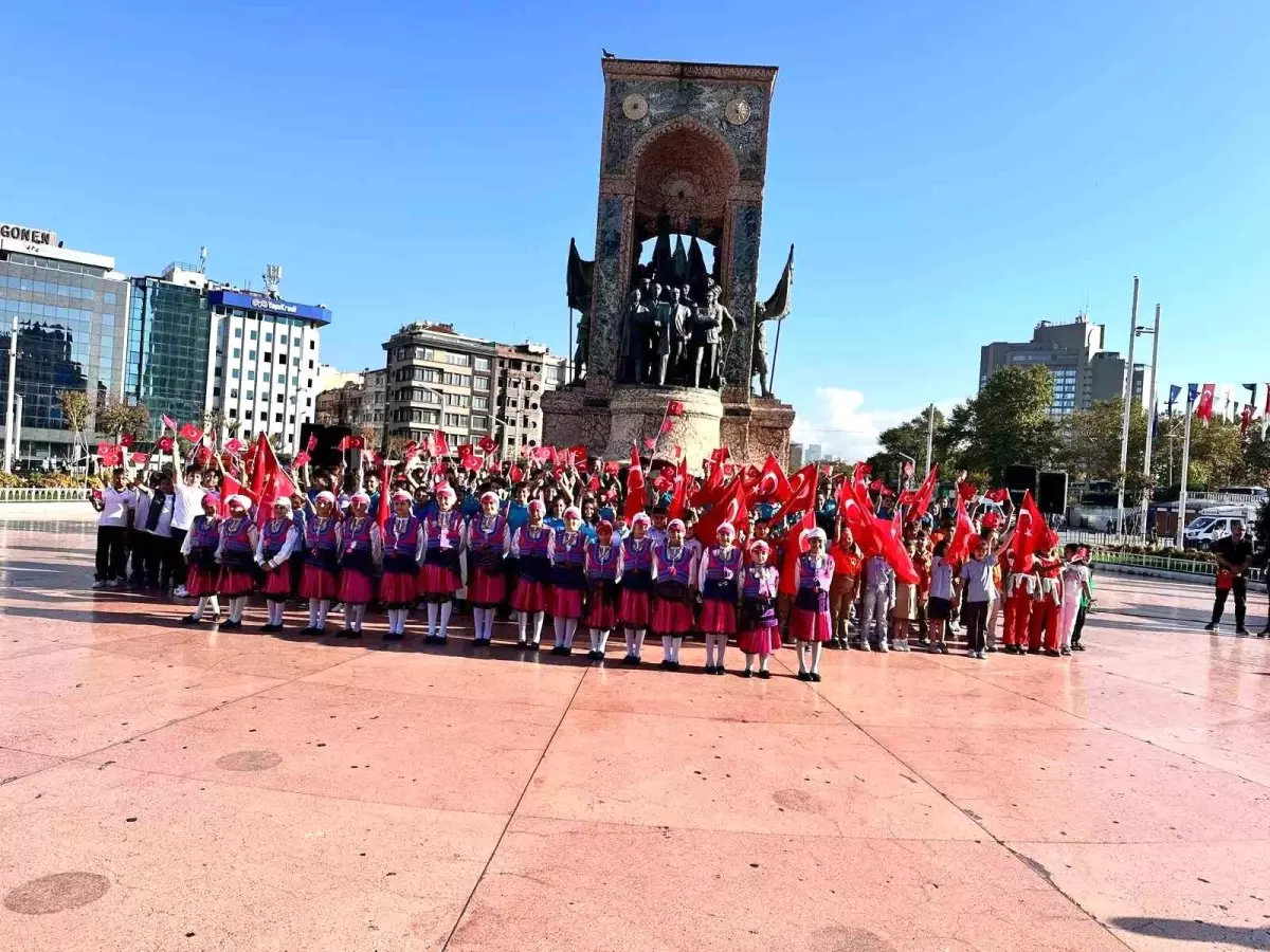 İstanbul Taksim Meydanı’nda Yeni Eğitim ve Öğretim Yılı Töreni Düzenlendi