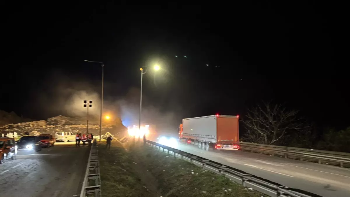 Arhavi’de Heyelan Sonrası Karadeniz Sahil Yolu Tek Şeritli Ulaşıma Açıldı