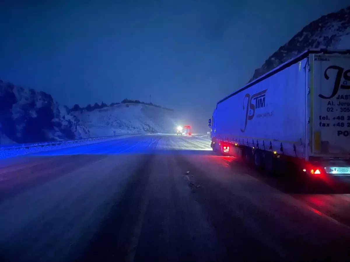 Erzincan-Sivas Yolunda Kar Engeli