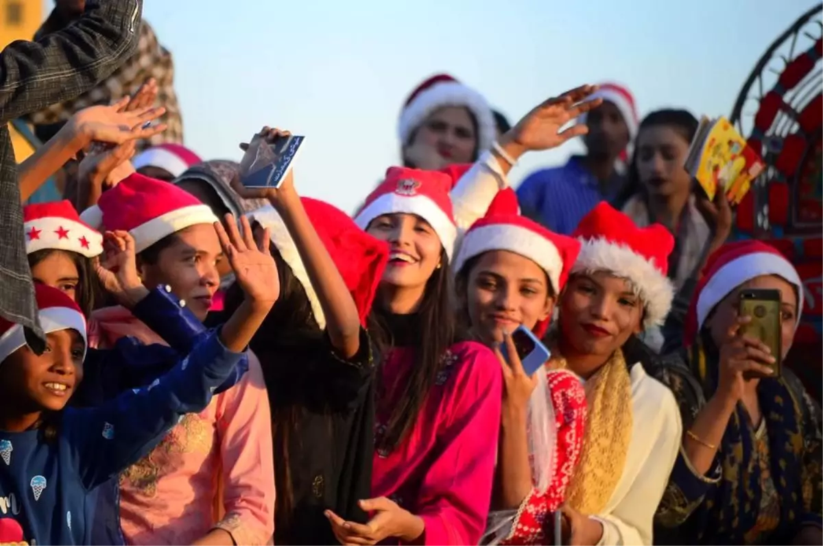 Karaçi’deki Noel Kutlamalarına İlgi Yoğun