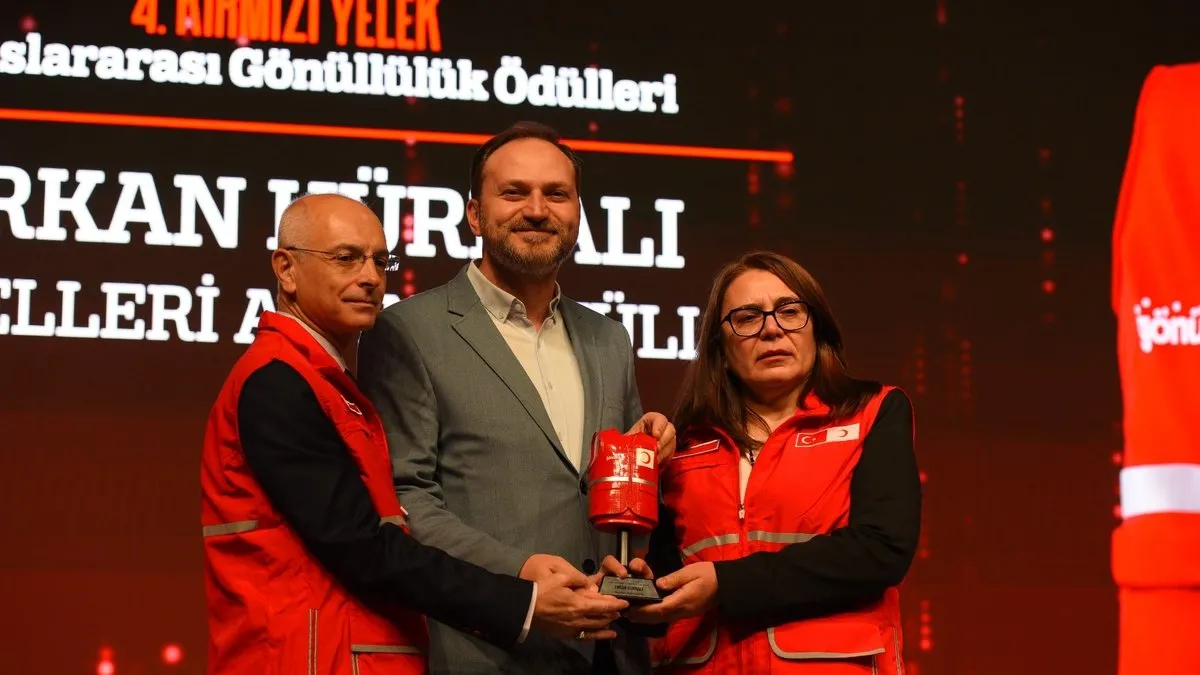 Kırmızı yelekli iyilikseverlere ödül: 20 bin ağaç diken Şeyhmus dedeye