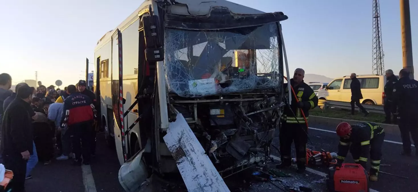 Manisa’da Tarım İşçilerini Taşıyan Midibüs TIR’a Çarptı: 22 Yaralı